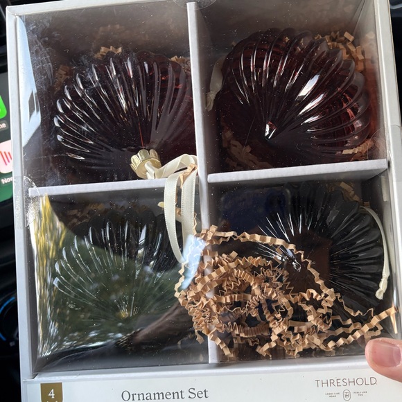 STUDIO MCGEE NWT 4pc decorative glass bulb Christmas ornaments -red/green - Picture 6 of 6